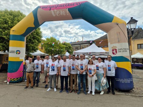 Grupo de personas en la feria de verano en Albares de la Ribera