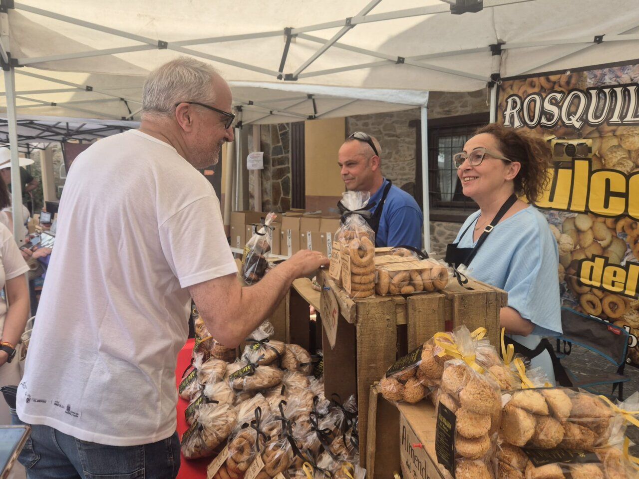 Visitantes interactuando en la feria de verano en Albares de la Ribera