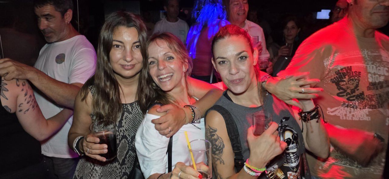 Grupo de amigos disfrutando en la fiesta de los 80 y 90 en Discoteca Temple