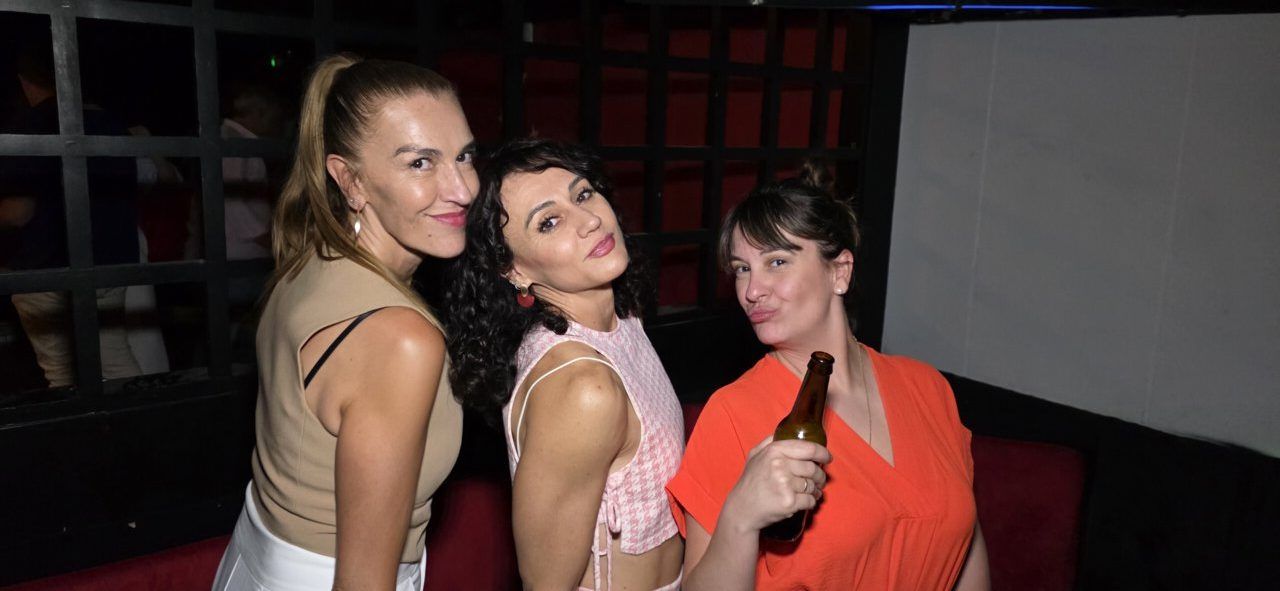 Tres mujeres disfrutando en la fiesta de la Discoteca Temple