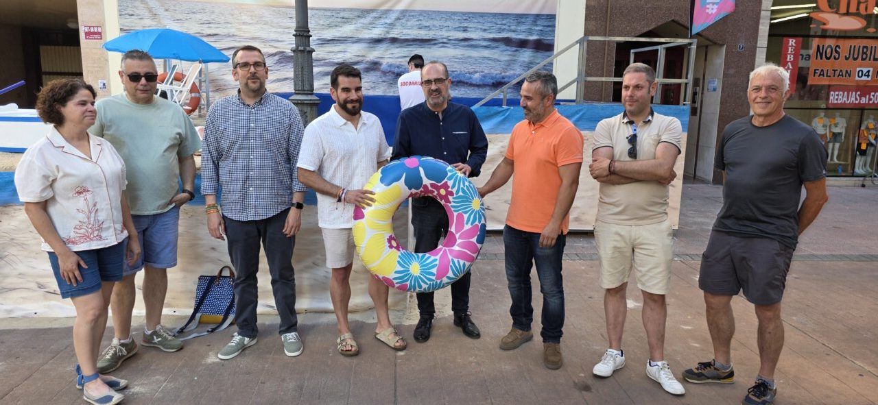 Grupo de personas en evento Flower Power en Ponferrada con flotador colorido