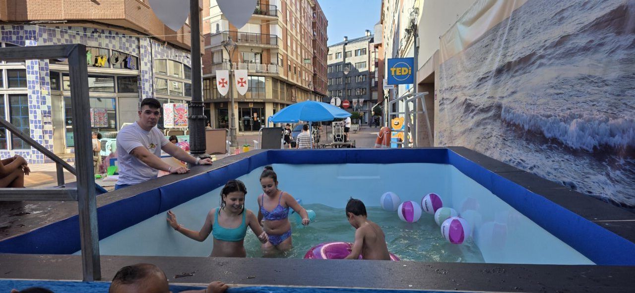 Niños disfrutando en una piscina inflable durante el evento Flower Power en Ponferrada