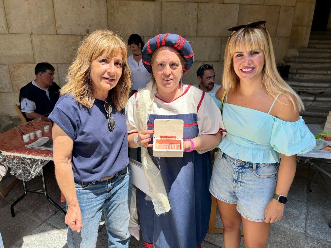 Tres personas posando en la Fiesta Medieval en León