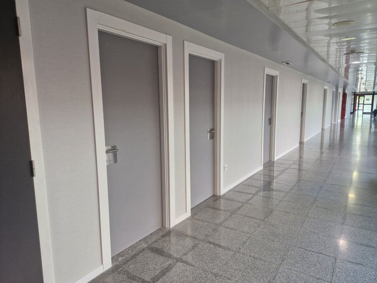 Pasillo con puertas del nuevo servicio de cardiología