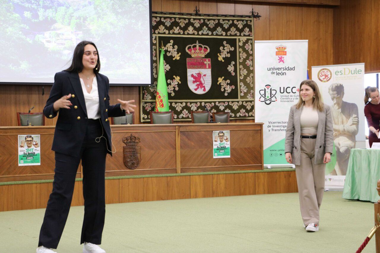Sarah Panera Martínez presentando en la final de divulgación científica en León