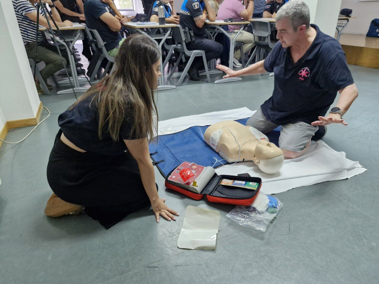 Agentes de policía municipal en formación sobre el uso de desfibriladores