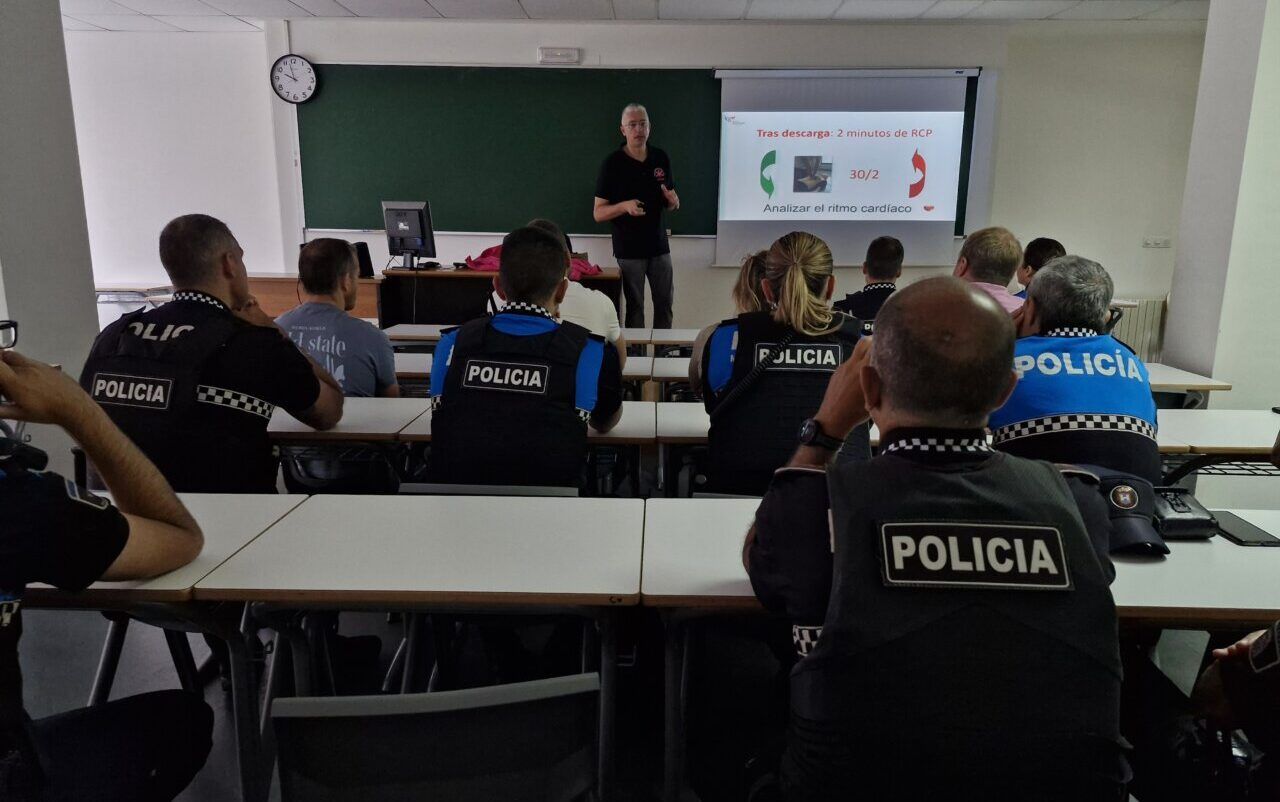 Agentes de la Policía Municipal de Ponferrada en formación sobre RCP y DEA