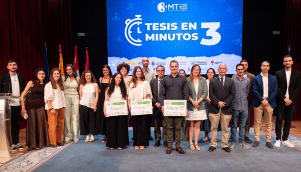 Foto de grupo del jurado y participantes en el concurso Tres Minutos Tesis