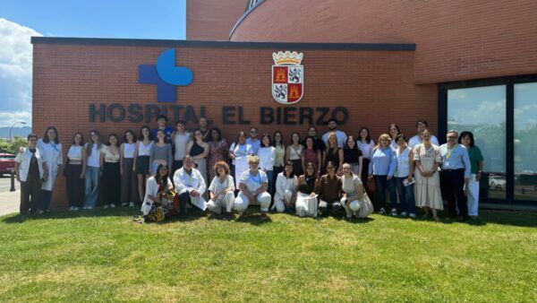 Grupo de nuevos residentes en el Hospital El Bierzo en 2026