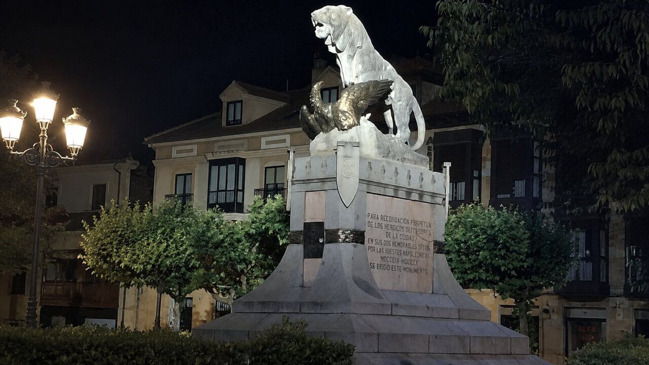 Fuente del León y el Águila iluminada de color verde en la plaza
