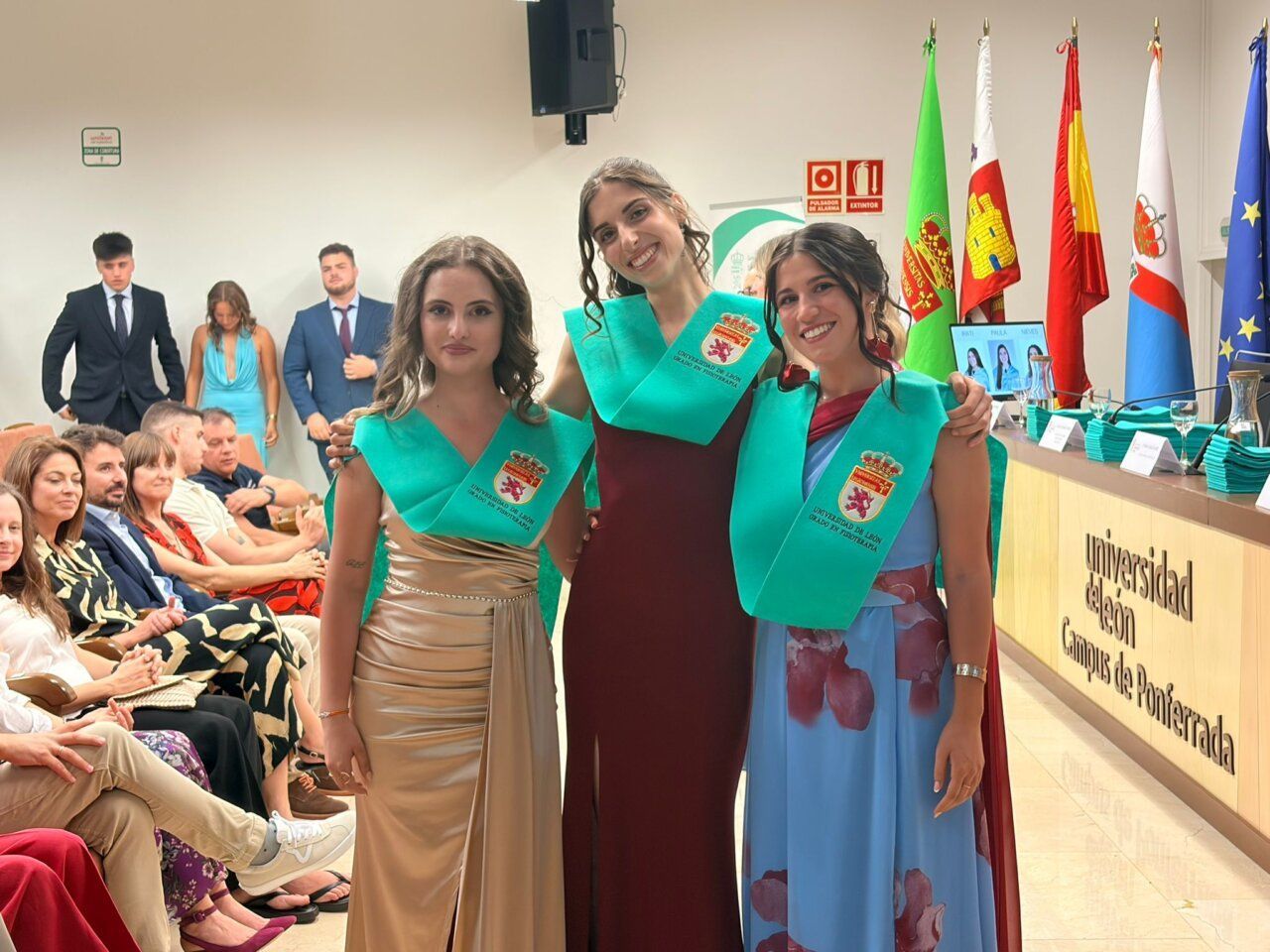 Tres graduadas de fisioterapia en el Campus de Ponferrada durante la ceremonia