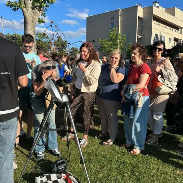 Grupo de personas observando un telescopio durante un evento de astronomía
