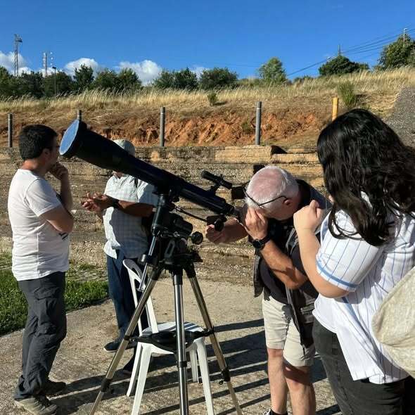 Grupo de personas observando a través de un telescopio en Ponferrada