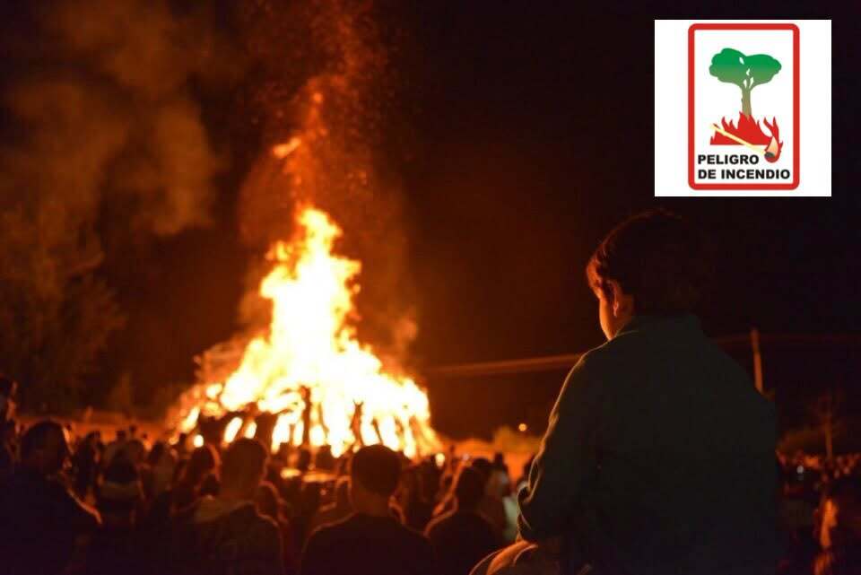 Hoguera de San Juan en Toreno con advertencia de peligro de incendio