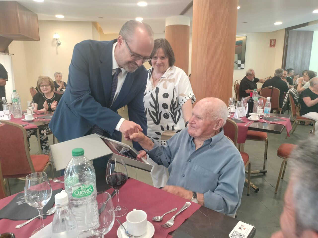 Homenaje a centenarios en Ponferrada con entrega de placas conmemorativas.