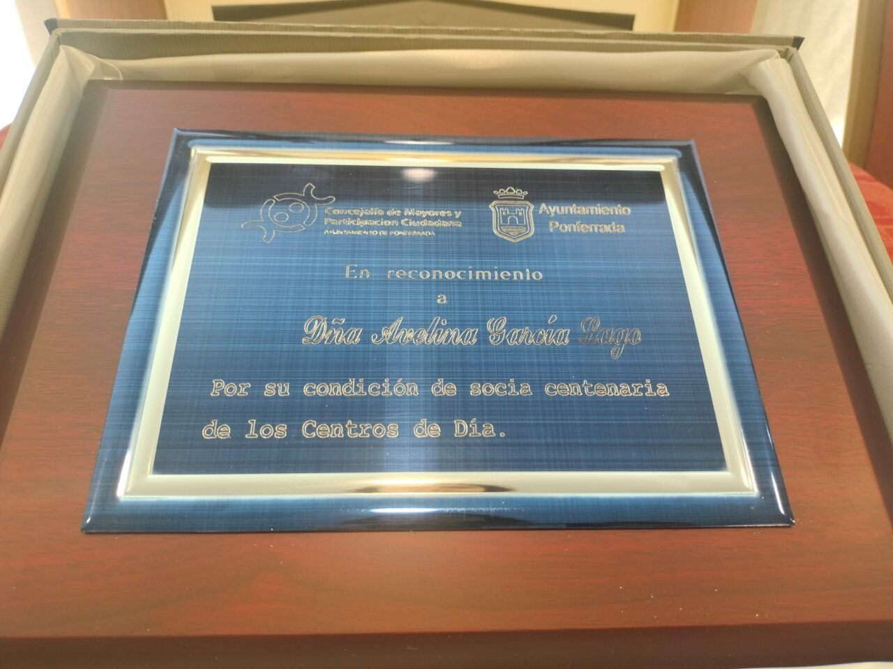 Placa de reconocimiento a una usuaria centenaria de Ponferrada