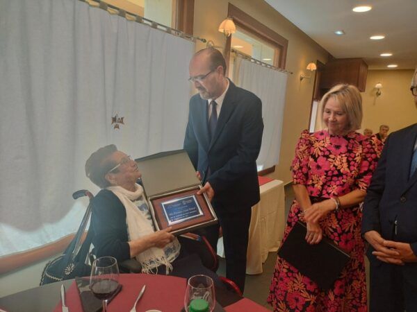 Entrega de placa conmemorativa a una mujer centenaria en Ponferrada