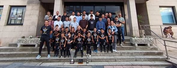 Jugadores del CD Fabero posando con trofeos en el homenaje