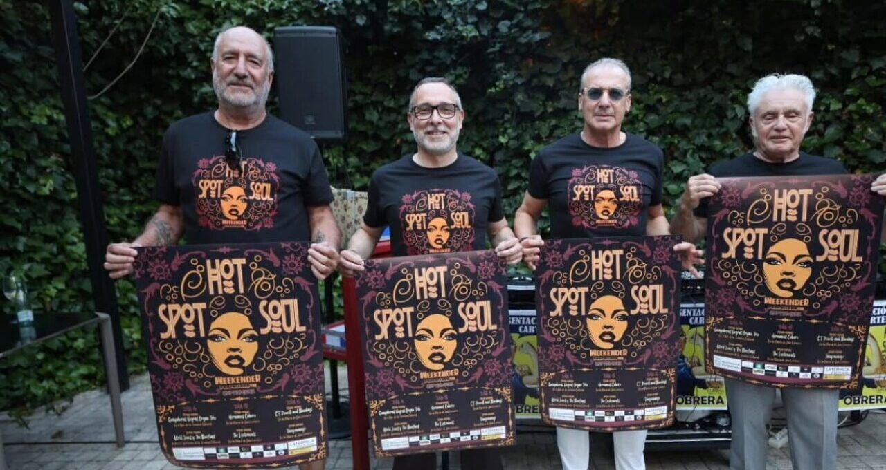Cuatro hombres sosteniendo carteles del evento Hot Spot Soul