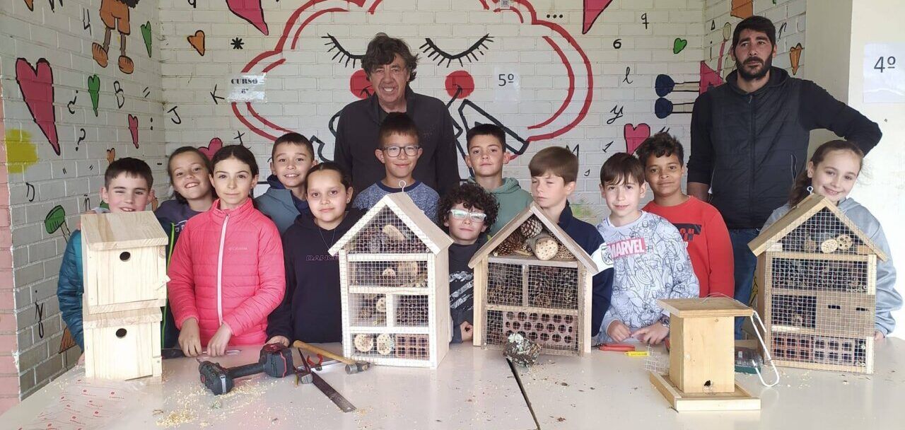 Alumnos del CP Santa Bárbara de Bembibre con hoteles de insectos
