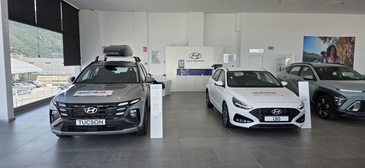 Dos coches Hyundai en la sala de exhibición de Lemauto Ponferrada
