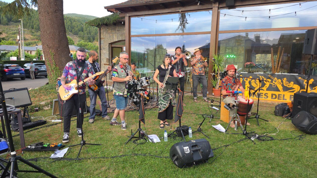 Grupo musical actuando en la terraza del Mesón Real en Molinaseca