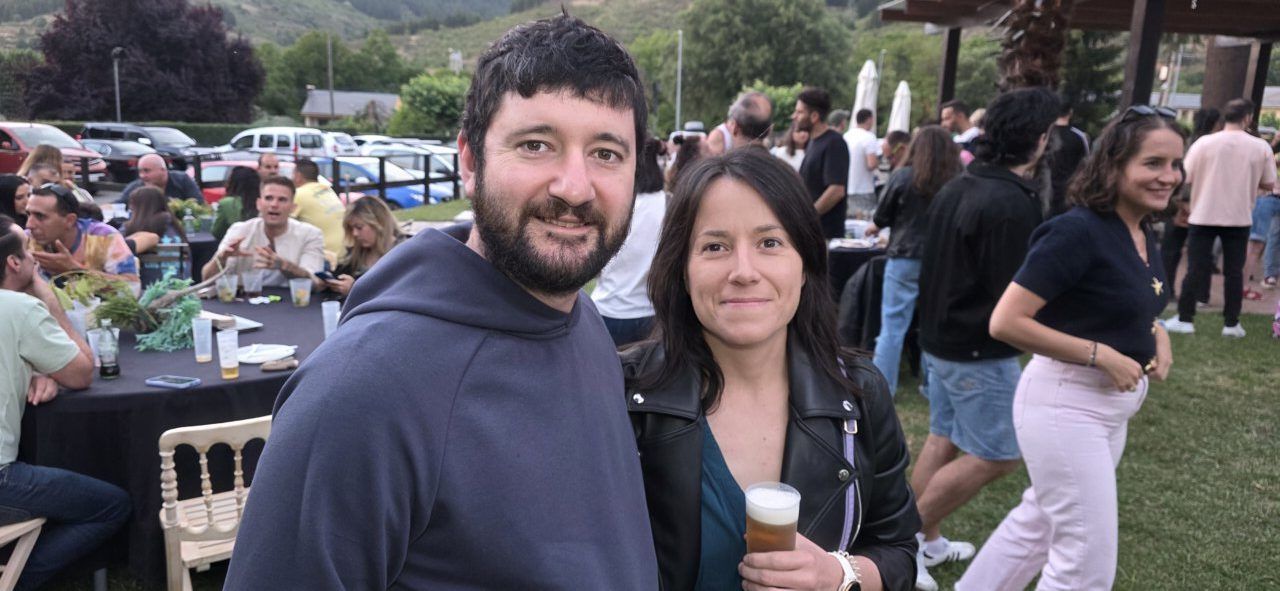 Asistentes disfrutando de la inauguración de la terraza de verano en Molinaseca
