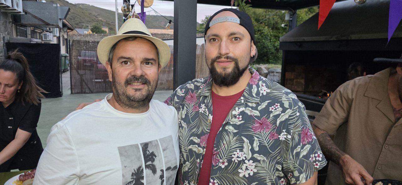 Dos hombres posando en la inauguración de la terraza de verano del Mesón Real.