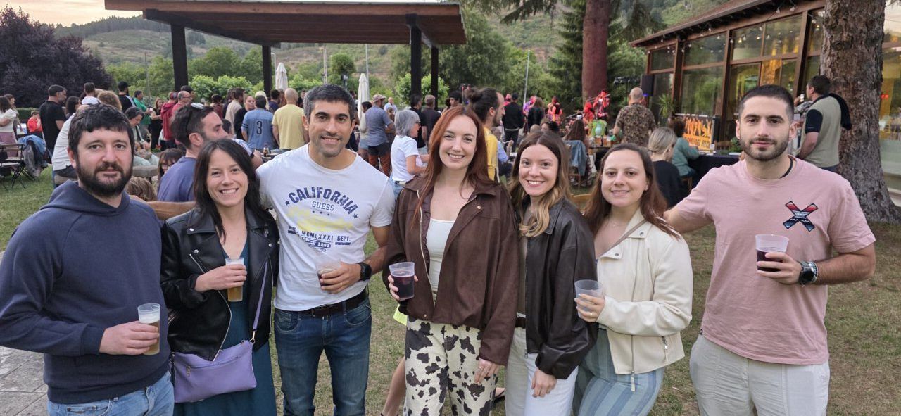 Grupo de personas disfrutando en la inauguración de la terraza de verano.