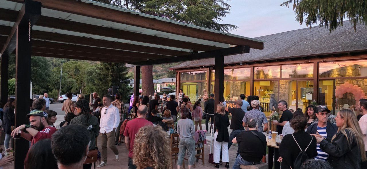 Inauguración de la terraza de verano del Mesón Real en Molinaseca con gran afluencia de público.
