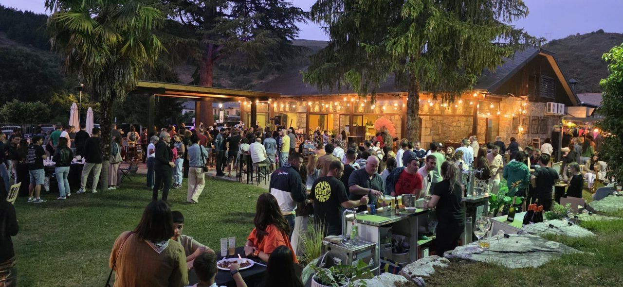 Inauguración de la terraza de verano en el Mesón Real con gran afluencia de público.
