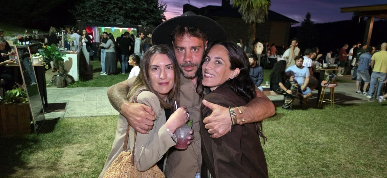 Personas disfrutando en la inauguración de la terraza de verano en Molinaseca