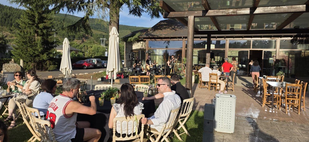 Inauguración de la terraza de verano en el Mesón Real con música y ambiente festivo.