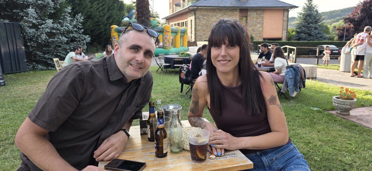Pareja disfrutando en la terraza de verano del Mesón Real en Molinaseca