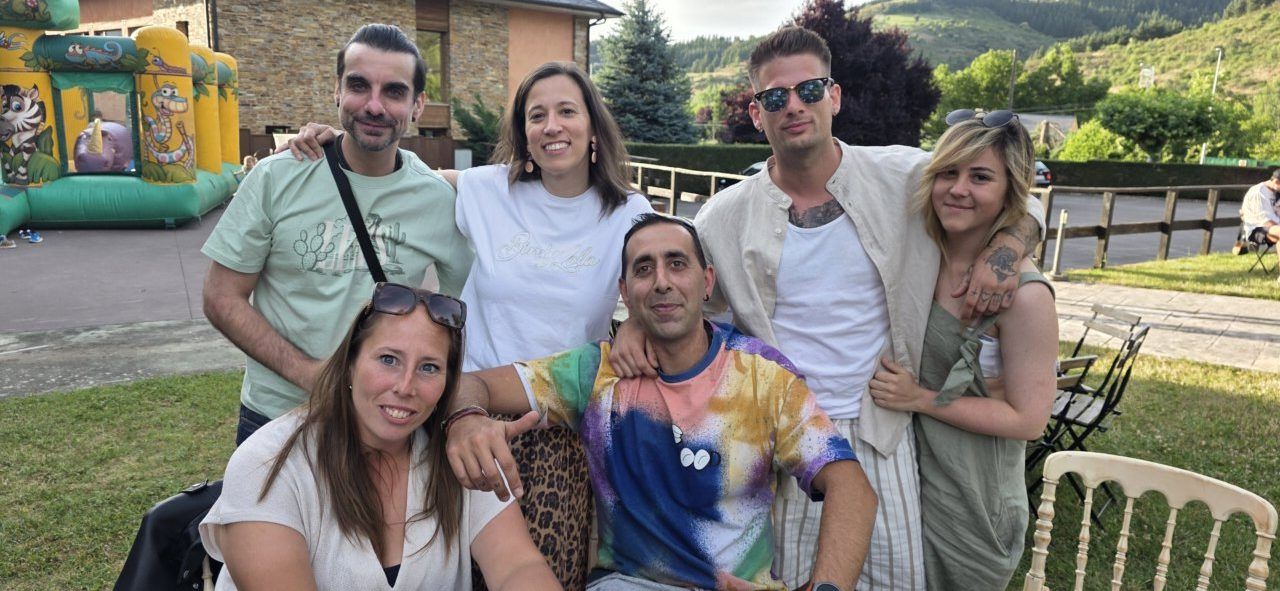 Grupo de personas disfrutando en la inauguración de la terraza de verano del Mesón Real en Molinaseca