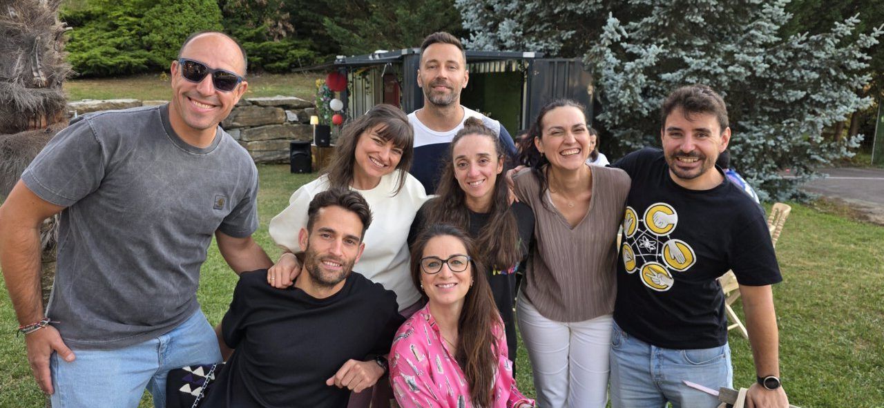 Grupo de personas sonrientes en la inauguración de la terraza de verano.