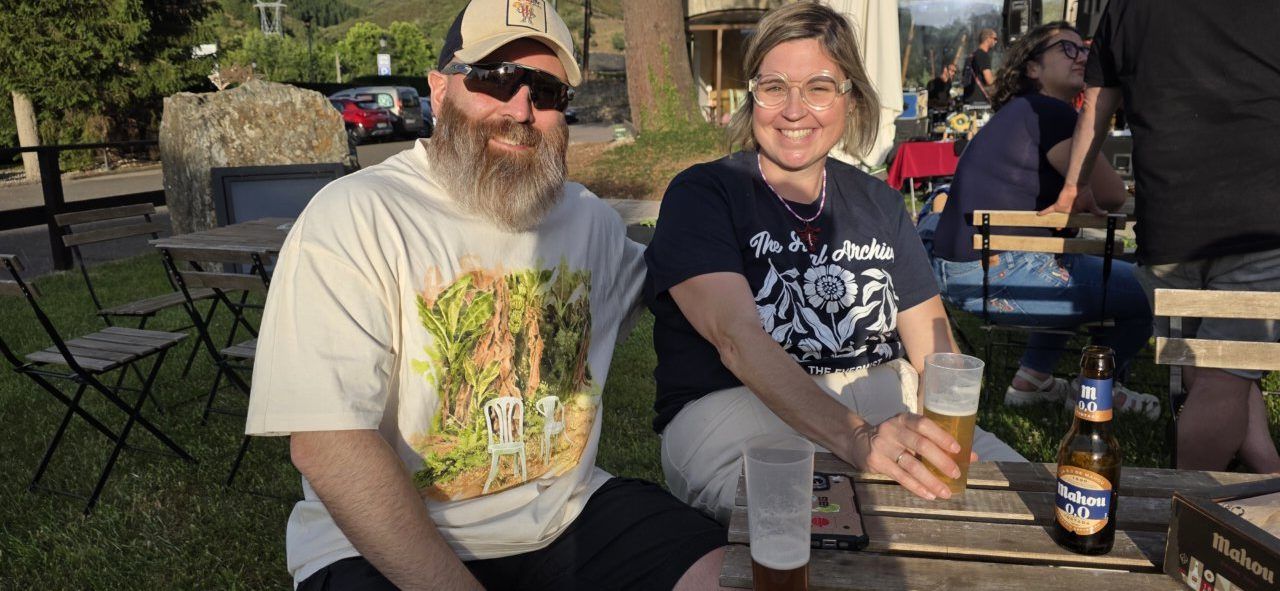 Pareja disfrutando de bebidas en la terraza de verano del Mesón Real