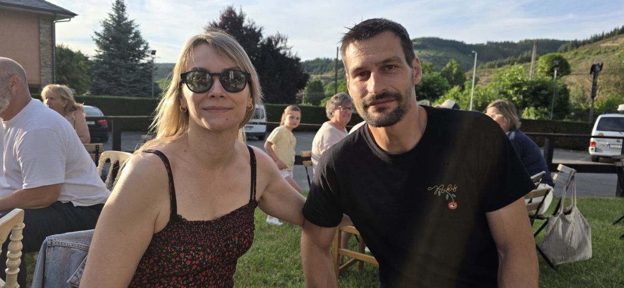 Asistentes disfrutando de la inauguración de la terraza de verano en Molinaseca