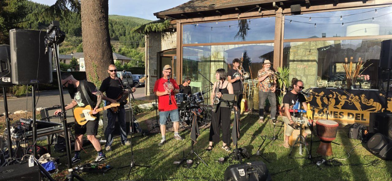 Grupo de músicos tocando en la inauguración de la terraza de verano