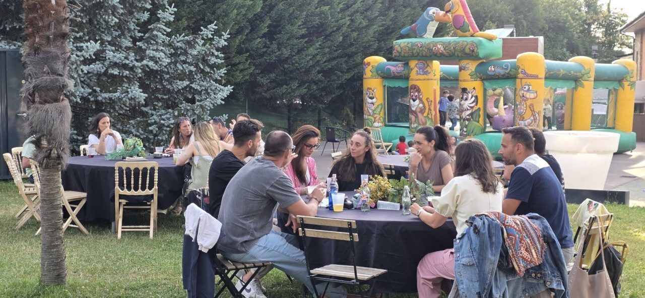 Grupo de personas disfrutando en la terraza de verano del Mesón Real en Molinaseca