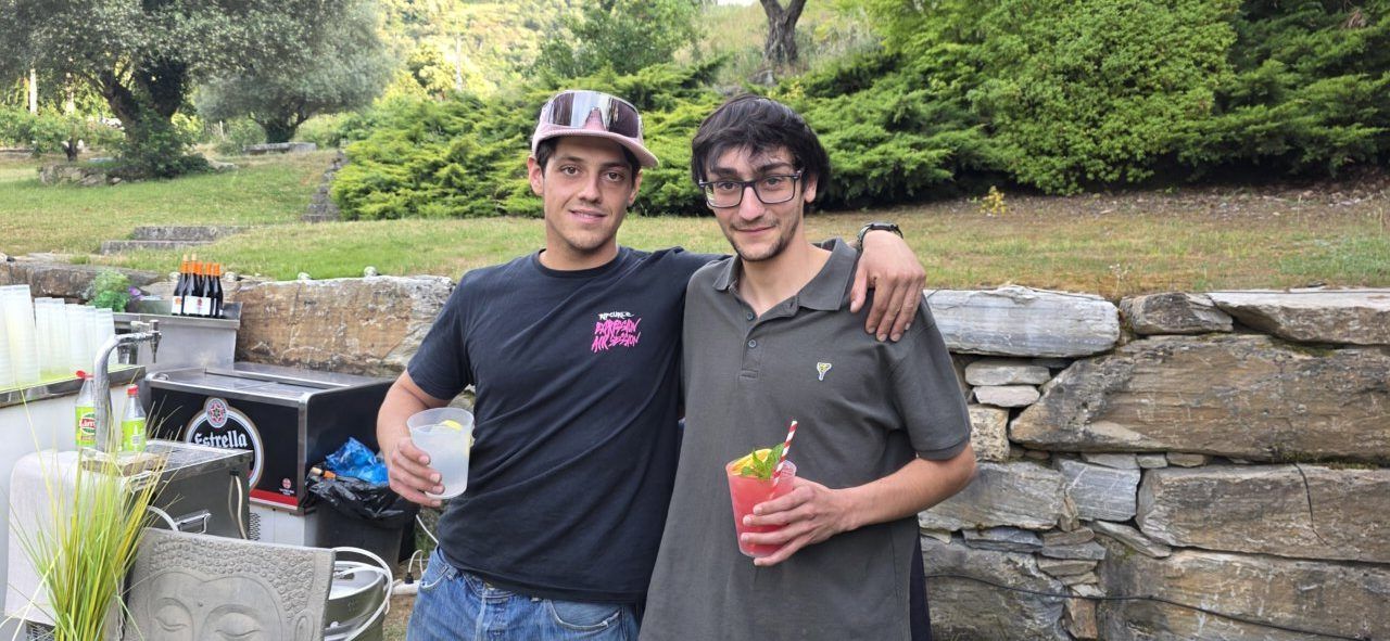 Dos jóvenes sosteniendo cócteles en la inauguración de la terraza de verano.