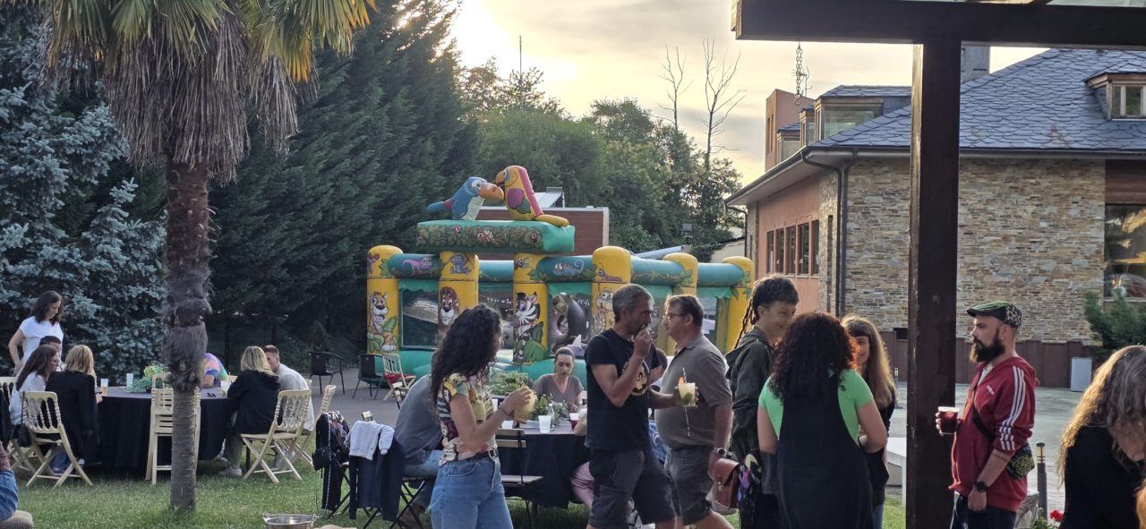 Asistentes disfrutando en la inauguración de la terraza de verano en Molinaseca.