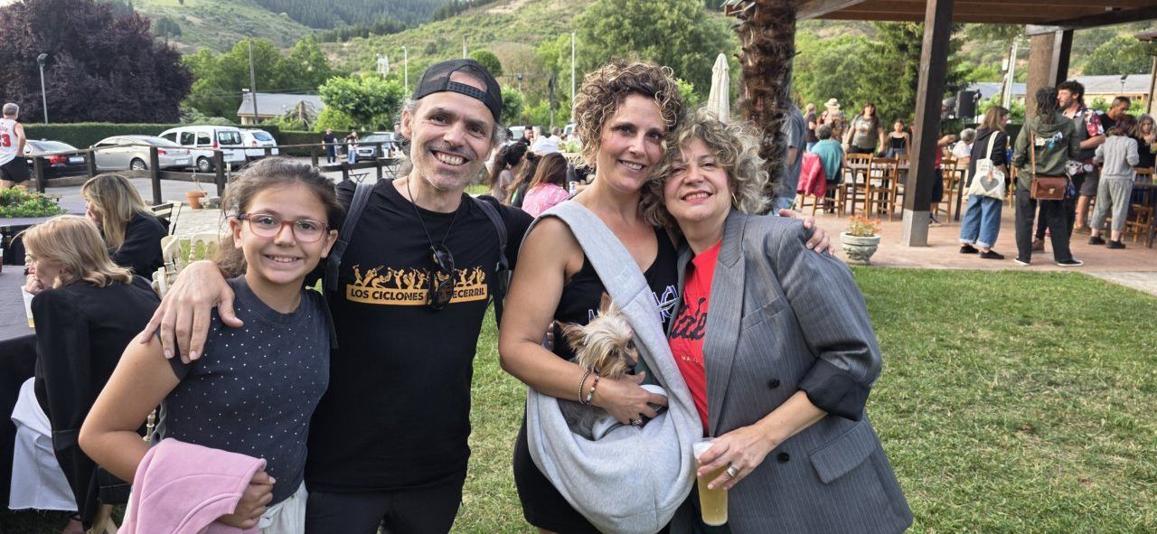 Grupo de personas disfrutando en la inauguración de la terraza de verano.