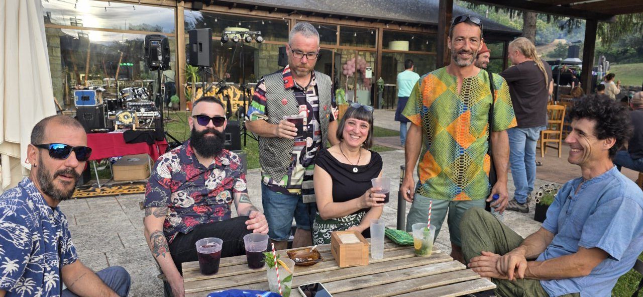 Grupo de personas disfrutando en la terraza de verano del Mesón Real en Molinaseca.