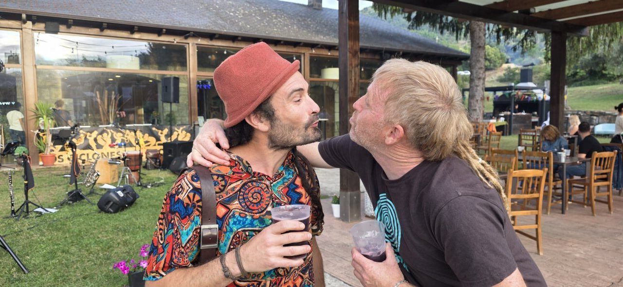 Dos hombres disfrutando de la inauguración de la terraza de verano en Molinaseca