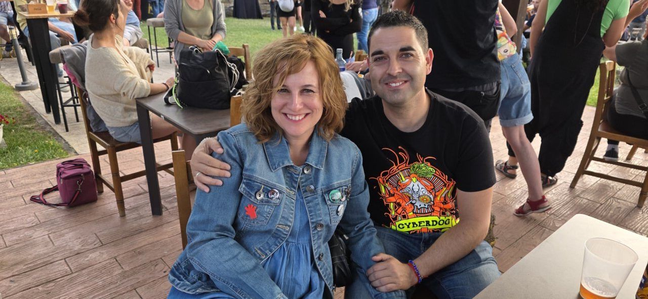 Pareja sonriente en la inauguración de la terraza de verano del Mesón Real.