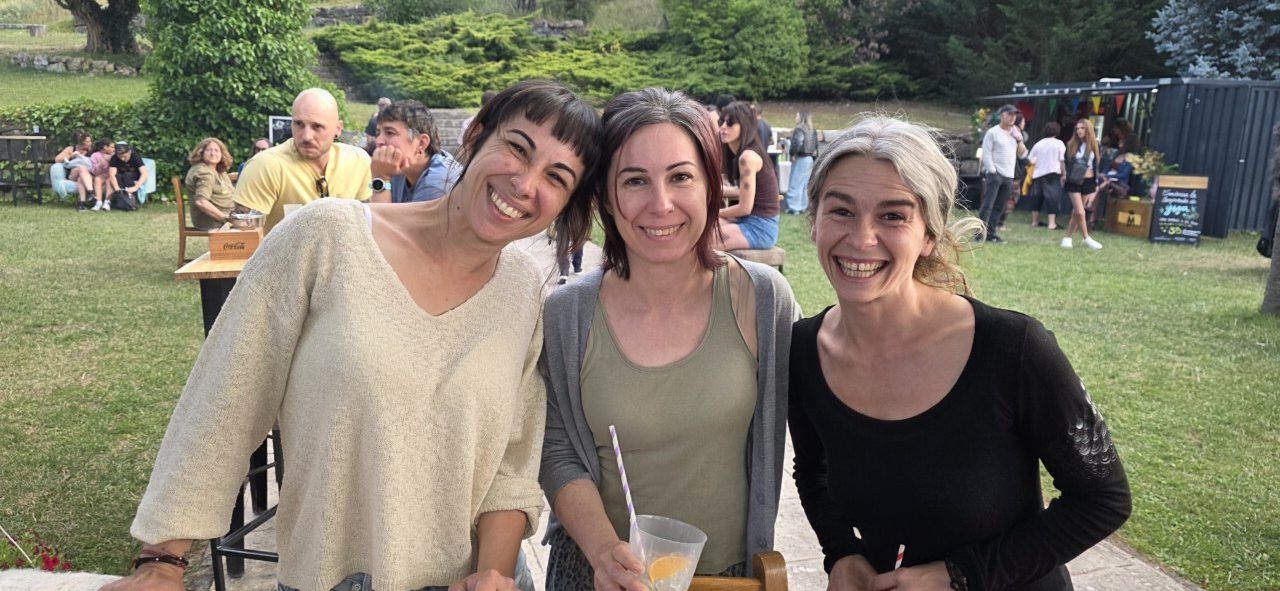 Tres mujeres sonrientes en la inauguración de la terraza de verano.