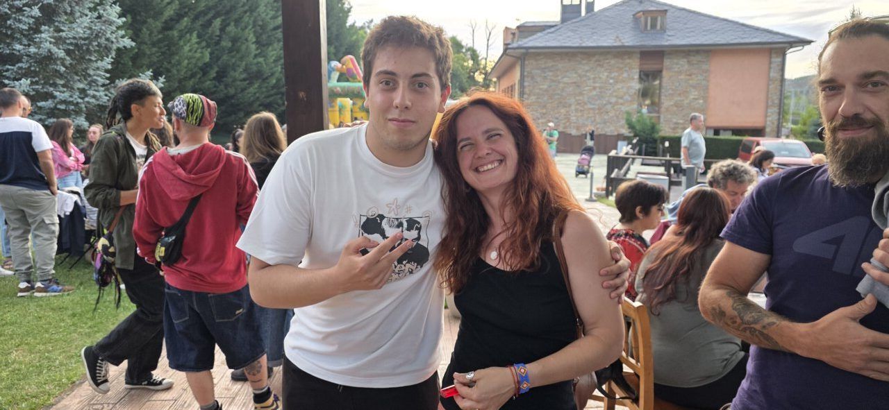 Asistentes disfrutando en la inauguración de la terraza de verano en Molinaseca