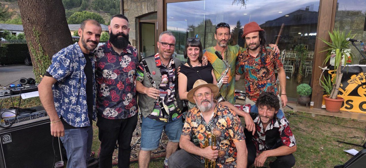 Grupo de personas celebrando la inauguración de la terraza de verano en Molinaseca.