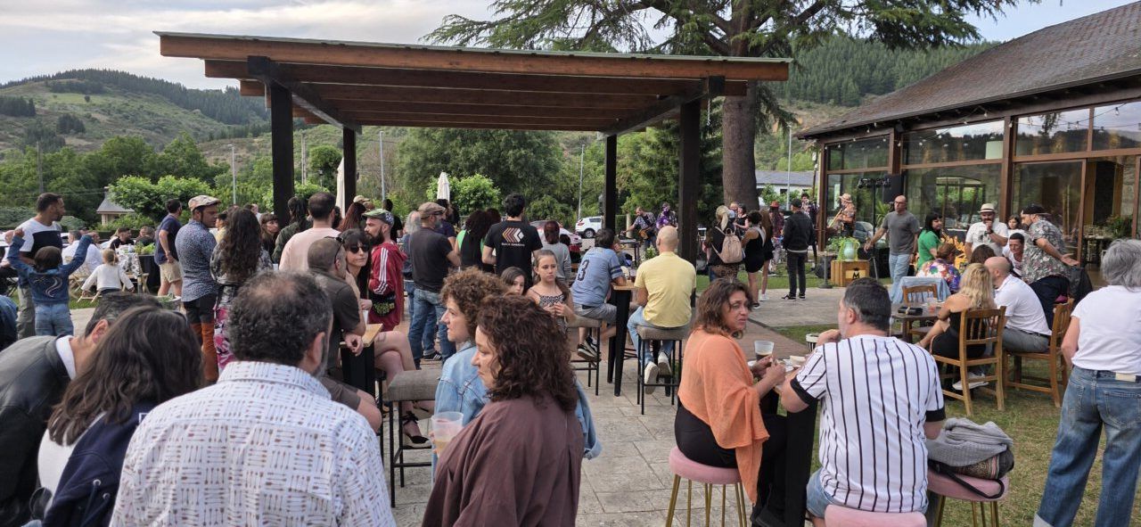 Asistentes disfrutando en la terraza de verano del Mesón Real en Molinaseca.